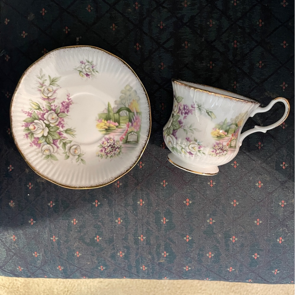 Queen's Fine Bone China, England, Rosina China Co., Ltd., teacup and saucer set